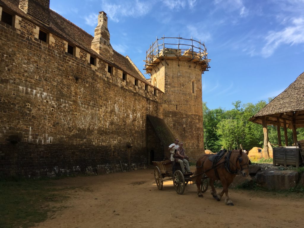 800年前の技術だけで復元中 仏中世の城 ゲドゥロン城を見に行く Playducation パリから子どもと遊び 学びを探究中